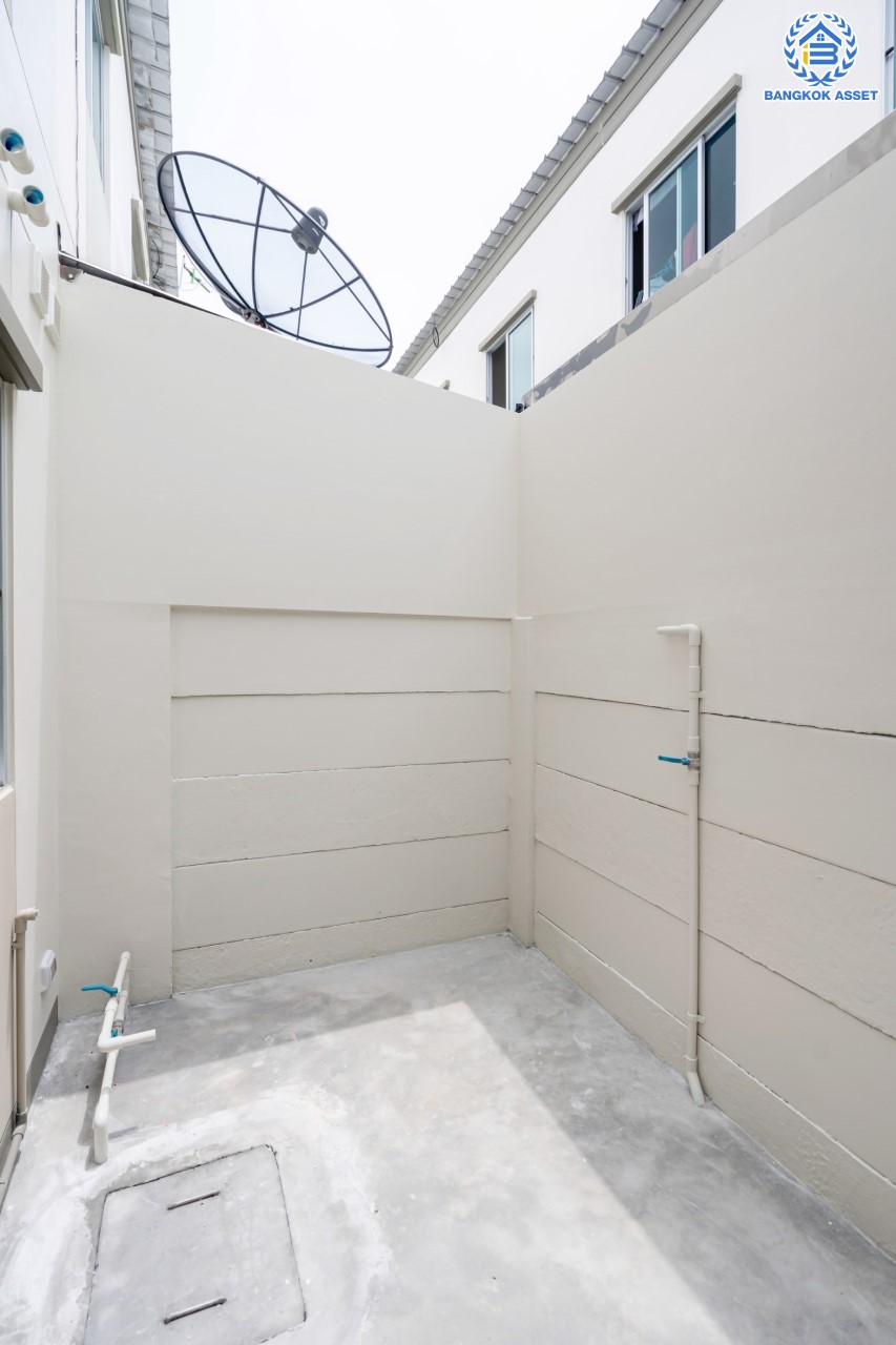 บ้านมือสอง ม.ลุมพินีทาวน์วิลล์ ราชพฤกษ์-นครอินทร์ เนื้อที่ 17.5 ตร.ว. ฟังก์ชัน 3 ห้องนอน 2 ห้องน้ำ 1 ห้องอเนกประสงค์ชั้นดาดฟ้า จอดรถได้ 2 คัน พร้อม Living Room กว้างขวาง เดินทางสะดวก เข้า-ออกได้หลายเส้นทาง ทั้ง ถ.นครอินทร์, ถ.ราชพฤกษ์ ใกล้ทางด่วน "ศรีรัช"